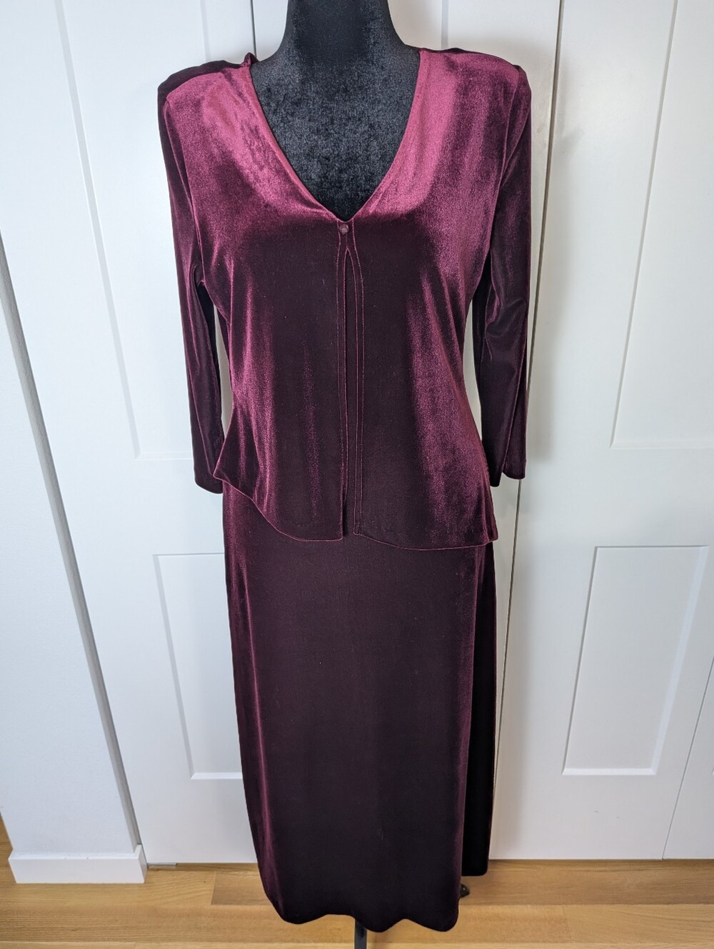Connected Apparel Long Dress Size 12 Burgundy Velvet Shoulder Pads V-Neck EUC